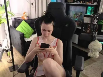 Bongacams Watch Live Sex Cams of KiraLiLime