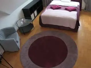 Camsoda Nude Webcam of voyeurcam-julmodels-whitebed-1