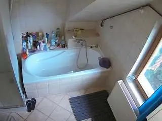 Camsoda Free Porn Cam of voyeurcam-julmodels-bath-2nd-1