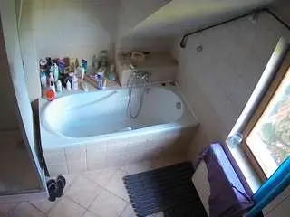 Camsoda Free Porn Cam of voyeurcam-julmodels-bath-2nd-1