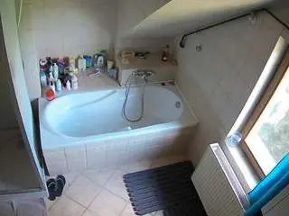 Camsoda Live Sex Cam of voyeurcam-julmodels-bath-2nd-1