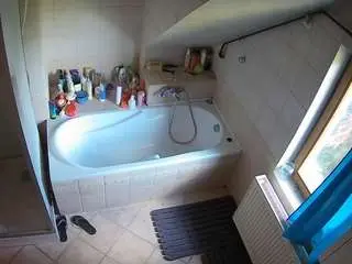Camsoda Best Webcam of voyeurcam-julmodels-bath-2nd-1