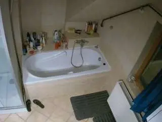 Camsoda Sex Chat of voyeurcam-julmodels-bath-2nd-1