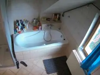 Camsoda Live Sex Cam of voyeurcam-julmodels-bath-2nd-1