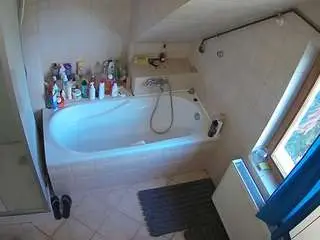 Camsoda Watch Live Sex Cams of voyeurcam-julmodels-bath-2nd-1