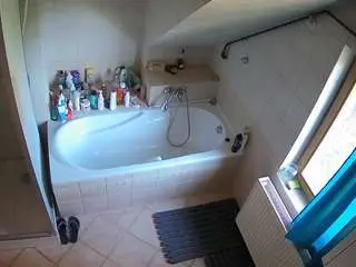 Camsoda Adult Webcams of voyeurcam-julmodels-bath-2nd-1