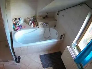 Camsoda Free Porn Cam of voyeurcam-julmodels-bath-2nd-1