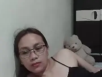 Chaturbate Live Sex Cam of misschantal24