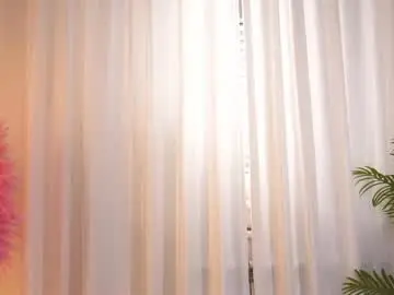Chaturbate Live Sex Cam of chiaraamore