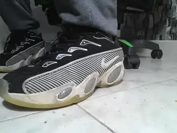 Chaturbate Live Sex Cam of srfindomfeet_