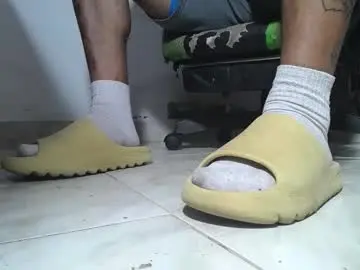 Chaturbate Live Sex Cam of srfindomfeet_