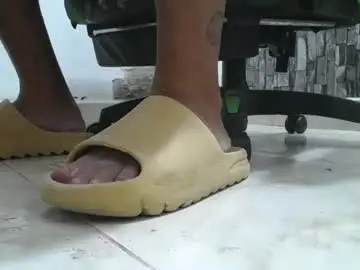 Chaturbate Live Sex Cam of srfindomfeet_