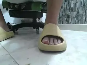 Chaturbate Live Sex Cam of srfindomfeet_