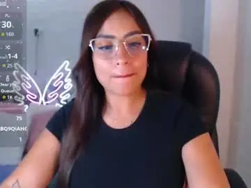 Chaturbate Live Sex Cam of paulina_galvis2700