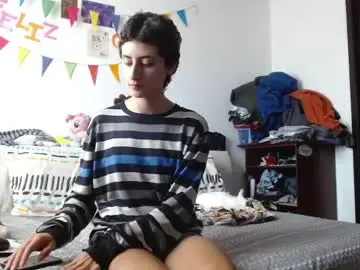 Chaturbate Live Sex Cam of malitamuymal22