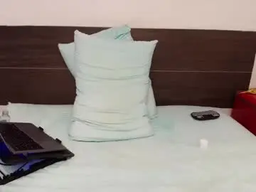 Chaturbate Live Sex Cam of midgettripod1