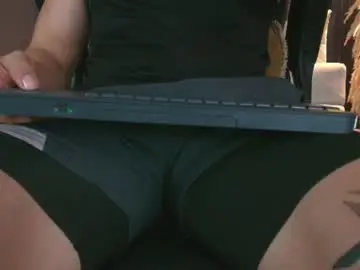 Chaturbate Live Sex Cam of camiloalvarezzz3