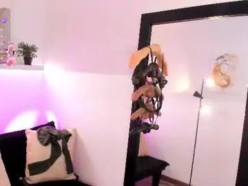 Chaturbate Live Sex Cam of ariana_blonde_