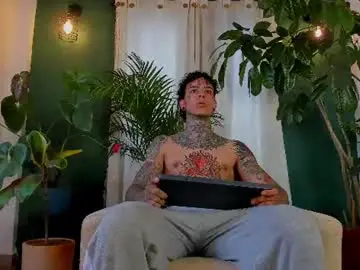 Chaturbate Live Sex Cam of aron_ford