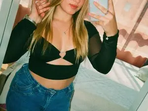 Myfreecams Sex Cam of Ema_tayy