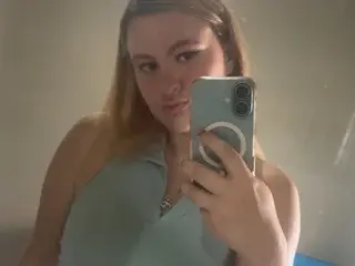 Streamate Live Sex Cam of Avety_doll