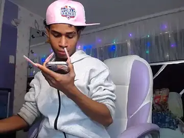 Stripchat Watch Live Sex Cams of Santy_bigcock_01