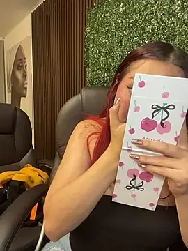 Stripchat Free Porn Cam of Karen18_boobs