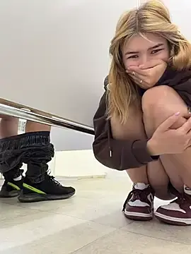 Stripchat Live Sex Cam of FlashTitsRoyal