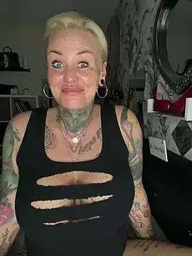 Stripchat Live Sex Cam of InkedMissLaBaehm