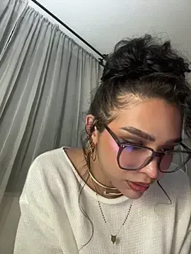 Stripchat Free Porn Cam of Samantha_Bernardo
