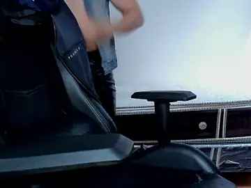 Stripchat Live Sex Cam of Tommy_Bred