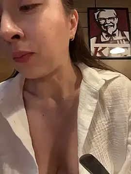 Stripchat Free Porn Cam of Holly_Play