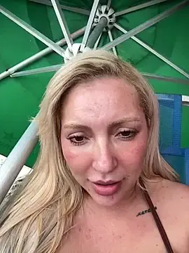Stripchat Live Sex Cam of Juuhschmitt