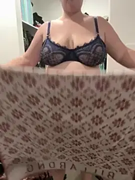 Stripchat Live Sex Cam of carinabro10