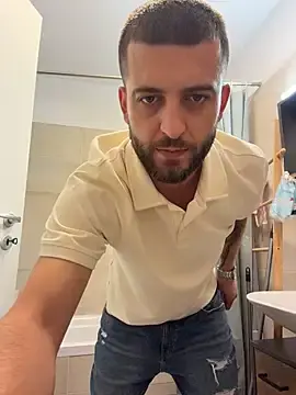 Stripchat Free Porn Cam of Pablo_Hornyguy95