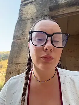 Stripchat Live Sex Cam of Mona_Plus