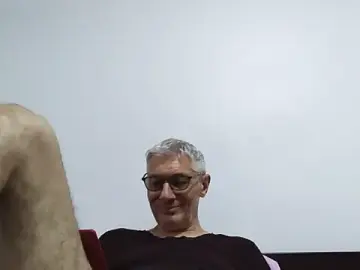 Stripchat Free Porn Cam of BIGUNCUTHARDCOCK