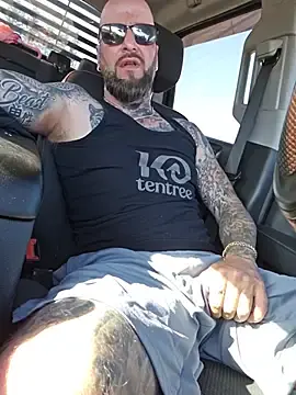 Stripchat Free Porn Cam of Beardedtattood