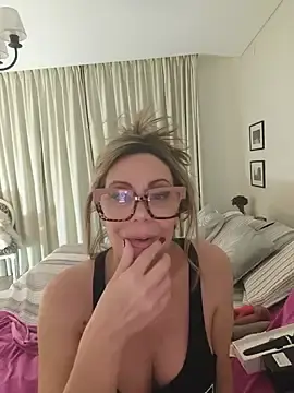 Stripchat Live Sex Cam of lolavalecuatro