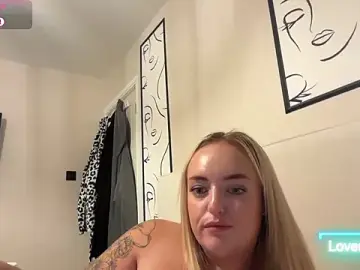 Stripchat Live Sex Cam of CurvyWetWife