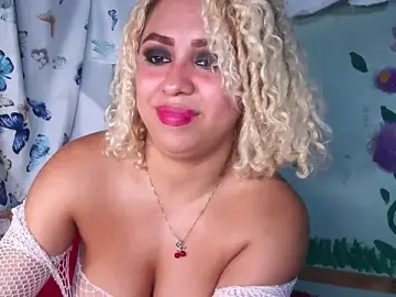 Stripchat Live Sex Cam of Lucy_White__