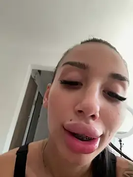 Stripchat Live Sex Cam of BlueEyes_BB