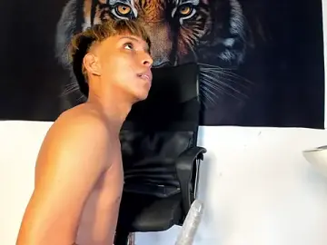 Stripchat Live Sex Cam of tyler_twink_boy