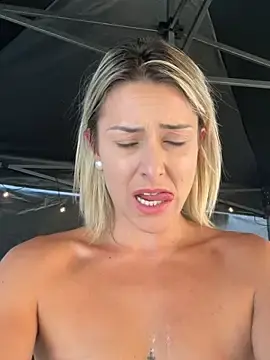 Stripchat Nude Webcam of petrouchkaaa_