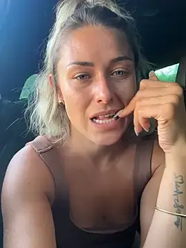 Stripchat Watch Live Sex Cams of petrouchkaaa_