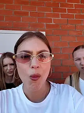 Stripchat Live Sex Cam of caressyourself