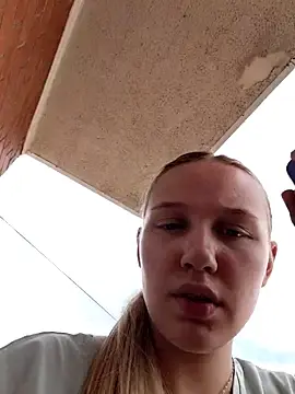 Stripchat Live Sex Cam of caressyourself