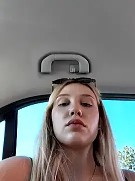 Stripchat Live Sex Cam of caressyourself
