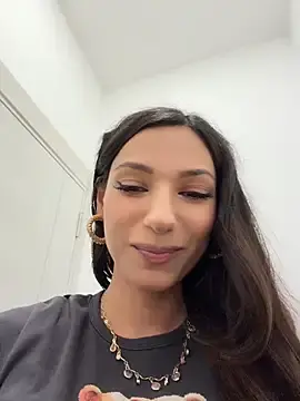 Stripchat Nude Webcam of -_MiaQueen_-