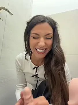 Stripchat Live Sex of -_MiaQueen_-